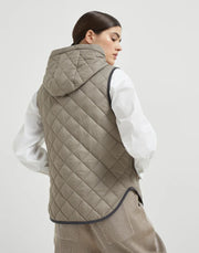 GILET TRAPUNTATO IN NYLON LEGGERO OPACO CON IMBOTTITURA IN THERMORE® E CAPPUCCIO
