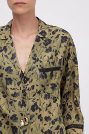 CAMICIA A PIGIAMA IN RASO CON STAMPA A FIORI NERI