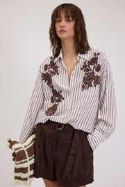 CAMICIA A RIGHE CON RICAMI FLOREALI