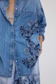 CAMICIA OVER IN DENIM LEGGERO CON RICAMO FLOREALE