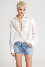 CAMICIA OVER IN MUSSOLA DI COTONE CON RICAMO FLOREALE REALIZZATO A MANO IN FETTUCCIA