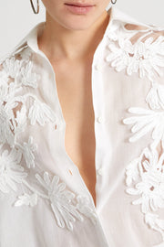 CAMICIA OVER IN MUSSOLA DI COTONE CON RICAMO FLOREALE REALIZZATO A MANO IN FETTUCCIA