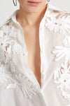CAMICIA OVER IN MUSSOLA DI COTONE CON RICAMO FLOREALE REALIZZATO A MANO IN FETTUCCIA