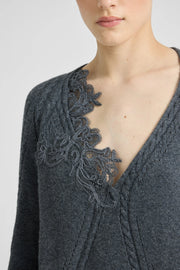 ABITO IN LANA E CASHMERE CON TRECCIA E PIZZO REBRODÈ